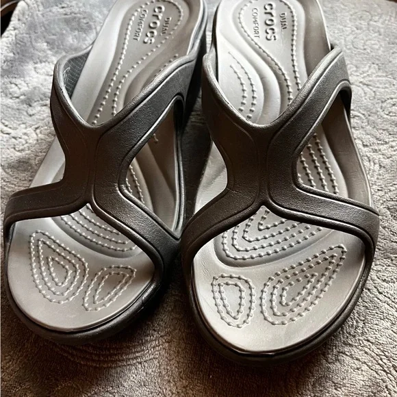 CROCS Women’s Metallic Gray Slip-On Sandals Size 6 - Picture 2 of 7